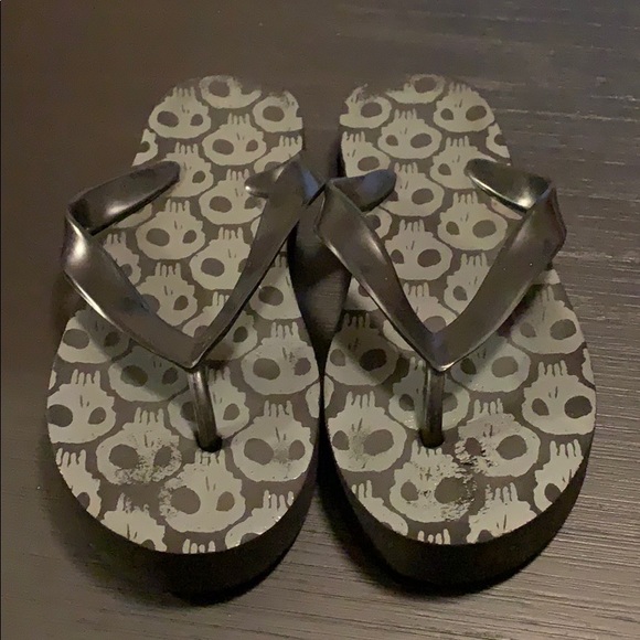 Hot Topic Shoes Emily The Strange Skull Flip Flops Size